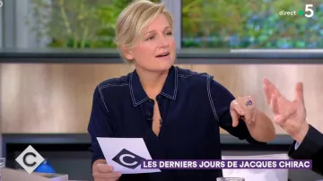 Camisa azul marino de costuras contrastantes de Anne-Élisabeth Lemoine en Cà vous el 26.09.2019