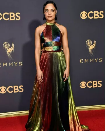 Robe drapée métallique multicolore de Tessa Thompson lors de la 71ème édition des emmys awards
