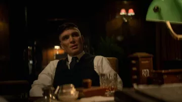 Le calendrier en bois dans le bureau de Tommy Shelby (Cillian Murphy) dans Peaky Blinders (S05E06)