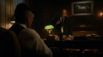 La lampe verte dans le bureau de Tommy Shelby (Cillian Murphy) dans Peaky Blinders (S05E06)