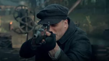 Guantes de cuero de Barney Thompson (Cosmo Jarvis) en peaky blinders (S05E06)