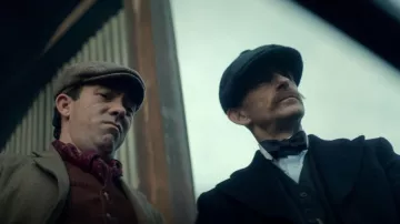 La bufanda de Johnny Dogs (Packy Lee) en Peaky Blinders (S05E06)