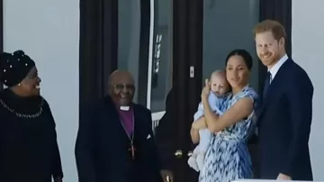 "Club monaco Navy Blue And White Brush­stroke Print Dress " worn by Meghan Markle on Good Morning America Weekend September 25, 2019