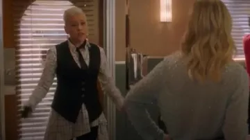 Longue blanche super-shirt porté par Christine Elise (Christine Elise McCarthy) dans BH90210 Saison 1 Épisode 6