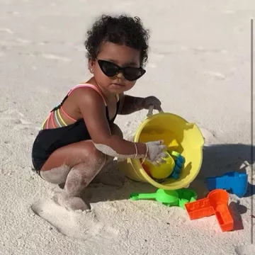 Pequeño peixoto mona crochet espalda traje de baño negro usado por True Thompson Instagram Pic septiembre 23, 2019