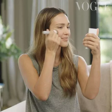 La camiseta sin mangas gris claro que lleva Jessica Alba en la cuenta de Instagram de @jessicaalba