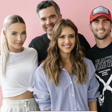 La camisa a rayas masculina que lleva Jessica Alba en la cuenta de Instagram de @jessicaalba