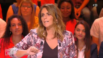 The Blazer double-breasted with motif of Valerie Benaim in It is that of the tv !