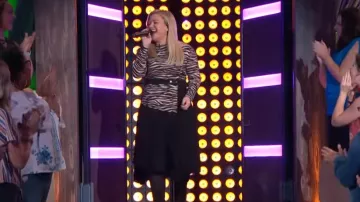 A.L.C. peyton vestido plisado de cuello simulado de cebra usado por Kelly Clarkson en The Kelly Clarkson Show 26 de septiembre de 2019