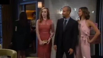 Bardot rose du maroc mariana dentelle corps-con robe portée par Mariah Copeland (Camryn Grimes) comme on le voit sur les Jeunes et Les Agités du 26 septembre 2019