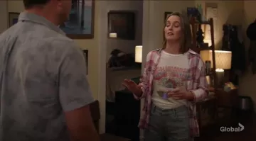 Mother Denim The Lil goodie goodie california wonderland chalk usado por Angie D'Amato (Leighton Meester) en Single Parents Temporada 2 Episodio 1