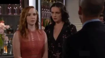 NBD Black Lace tux mini vestido usado por Tessa Porter (Cait Fairbanks) como se ve en The Young and the Restless 26 de septiembre de 2019