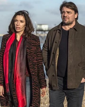 Le manteau zébré porté par Aure Atika sur le compte Instagram de @agencecineart