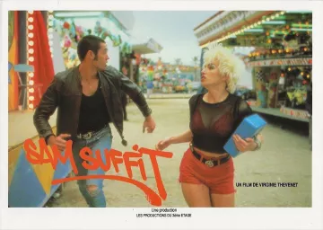 Le short en jean rouge d'Aure Atika sur l'affiche de Sam Suffit (1992) et sur le compte Instagram de @virginie_thevenet_officiel