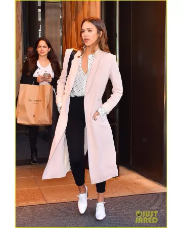 Abrigo rosa pálido de Jessica Alba en la cuenta de Instagram de @jessalbastyle