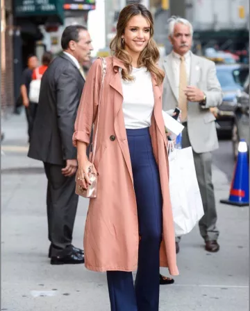 The trench coat pink fluid of Jessica Alba on the account Instagram of @jessalbastyle