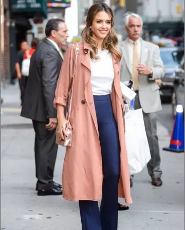 Le trench fluide rose de Jessica Alba sur le compte Instagram de @jessalbastyle