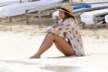 The shirt pattern pineapple Jessica Alba on the account Instagram of @jessalbastyle