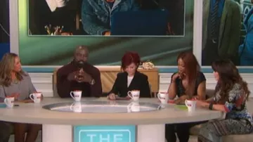 Alice + Olivia delora robe portée par Sharon Osbourne sur Le Talk 26 septembre 2019