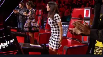 La robe en maille stretch à carreaux de Jenifer dans The Voice Kids (FR) le 27.09.2019