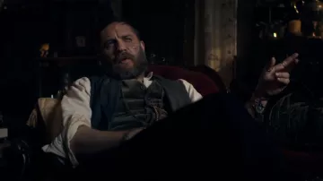 The bracelet of Alfie Solomons (Tom Hardy) in Peaky Blinders (S05E06)