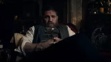 Le bracelet en métal de Alfie Solomons (Tom Hardy) dans Peaky Blinders (S05E06)