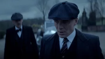 Le manteau en tweed avec col en velours de Tommy Shelby (Cillian Murphy) dans Peaky Blinders (S05E06)