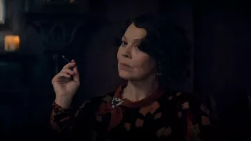 The scarf Polly Gray (Helen McCrory) in Peaky Blinders (S05E06)