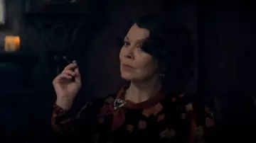 Le foulard de Polly Gray (Helen McCrory) dans Peaky Blinders (S05E06)