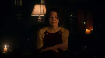 La robe bordeaux de Polly Gray (Helen McCrory) dans Peaky Blinders (S05E06)