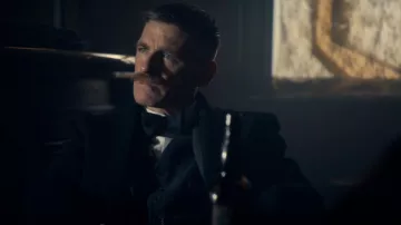 The bow tie Arthur Shelby (Paul Anderson) in Peaky Blinders (S05E06)