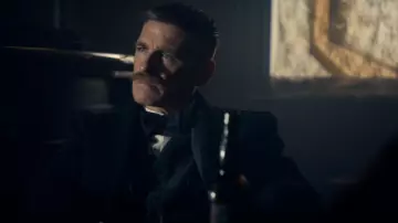 Le nœud papillon de Arthur Shelby (Paul Anderson) dans Peaky Blinders (S05E06)