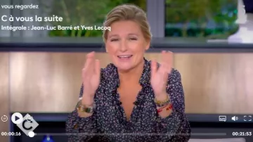 Blusa negra con estampado floral de Anne-Élisabeth Lemoine en C à vous el 27.09.2019