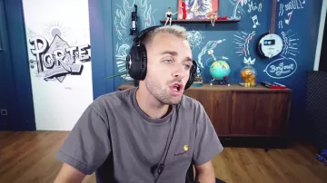 Tshirt worn by Squeezie in his video "You spend a better day than them"