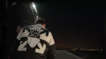 La veste en cuir noire et blanche portée Par N.O.S. dans le clip Au DD de PNL