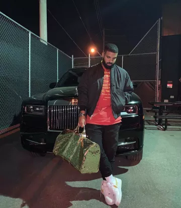 Nike black jacket of Drake on the Instagram account @champagnepapi