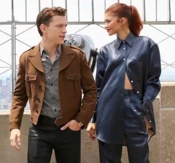 Abrigo recortado marrón de Tom Holland en la cuenta de Instagram @tomholland2013