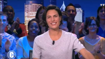 Le pull gris manches courtes de Alessandra Sublet dans C'est Canteloup