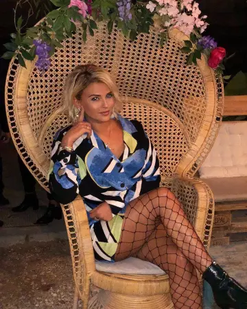 The Dress shirt with polka dot print abstract Kelly Vedovelli on the account Instagram of @kellyvedovelli