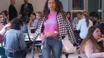 The jacket bomber pied de poule of Kimmy Stitcher (Clara Wilsey) in the Tall Girl