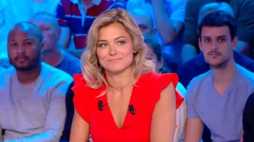 El vestido rojo con volantes de Pablo de Laure Boulleau en Canal Football Club