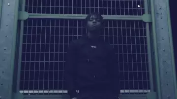 Le sweatshirt noir TRVSB de Koba LaD dans son clip Train de vie