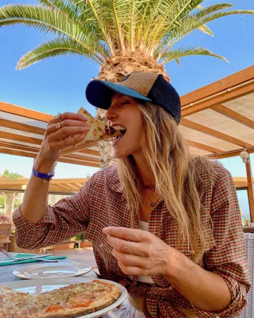 La chemise à carreaux de Laury Thilleman sur le compte Instagram de @laurythilleman