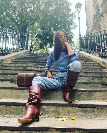 La sudadera roja redoutable azul usada por Janane Boudili en la cuenta de Instagram de @jananeboudili