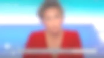 La robe rouge courte en tissu dévoré The Kooples de Caroline Roux dans C dans l'air le 28.08.2019