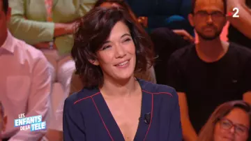 La Blusa bleue Encolure V À Nouer con bordes rojos usada por Mélanie Doutey en Les enfants de la télé (QC)