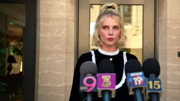 Zara Noir Robe de Velours porté par Astrid (Lucy Boynton) comme on le voit dans La politique de la Saison 1