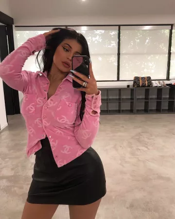 Chanel rose velours logo veste portée par Kylie Jenner sur Instagram @kyliejenner