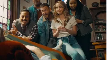Madewell high rise front de bouton de jeans usés par Ginny (Anna Camp) comme on le voit sur l'Harmonie Parfaite Saison 1 Épisode 1
