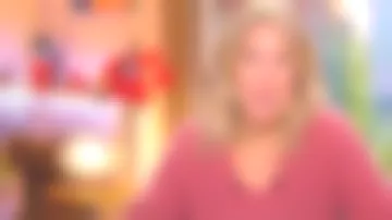 Le pull en laine mélangée rouge de Agathe Lecaron dans La maison des maternelles le 30.09.2019